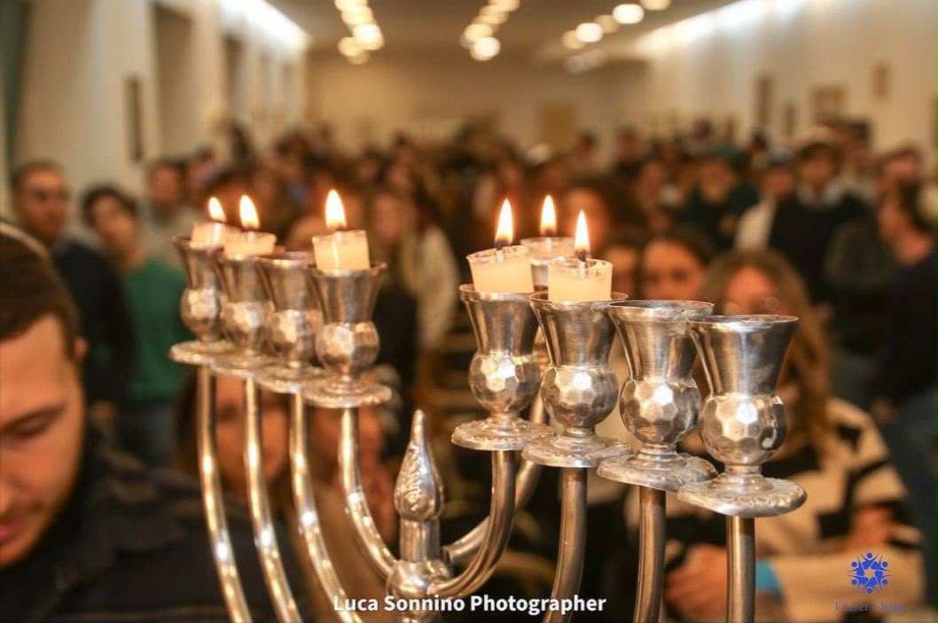 Tiferet Chaim — candele accese durante l'evento
